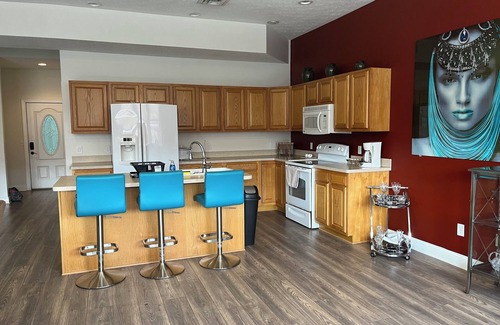 Lorain Apartment | 3-bedroom apartment in fabulous Lorain with AC