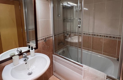Sariyer Apartment | 3-bedroom apartment with sauna, swimming pool, gym, basketball, tennis court and concierge service