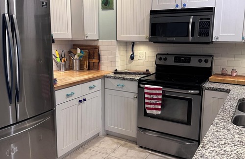 Ridge Wood Heights House | 3-bedroom bungalow in delightful Sarasota with lovely lanai, WiFi, and AC.