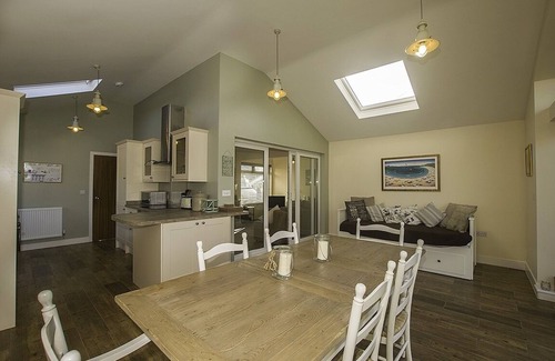 Rhosneigr House | 3 bedroom bungalow - large garden, 2 minutes walk to sandy beaches and village