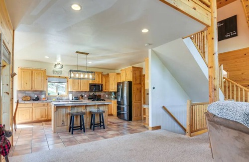 Long Valley Junction Cabin | 3-bedroom Cabin Duck Creek, Trailer Parking, AC, Car Charger