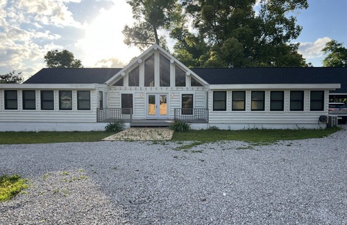 Lillian Cabin | 3-bedroom cabin in enchanting Lillian with WiFi, AC