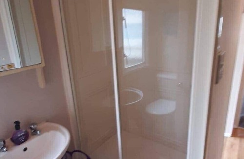Clacton-on-Sea House | 3 bedroom caravan (sleeps up to 8 people)