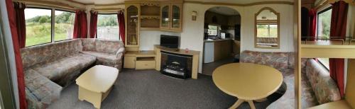 Newport Apartment | 3 Bedroom Caravan in Rural Area - Limerstone