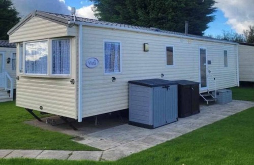 Prestatyn House | 3-bedroom caravan in delightful Prestatyn with WiFi