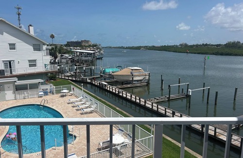 Indian Shores Condo | 3-bedroom condo in terrific Indian Shores beach sleeps 8. 30day minimum.