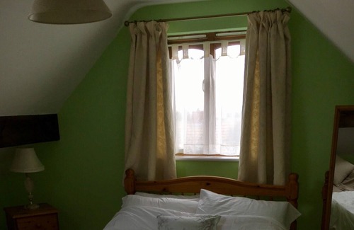 Solva Cottage | 3 Bedroom Cosy Cottage, Great Location, Parking, Wood Burner, Wifi, Sky TV