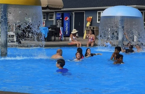 Sherkston Cottage | 3-Bedroom Cottage in Port Colborne with AC, WiFi, Shared Pool, and Fire Pit!