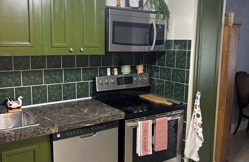 Hamilton House | 3 bedroom- Cozy Hamilton Townhouse