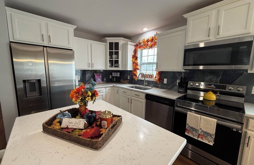 Villas House | 3 bedroom cute home walking distance to Bay in lower township