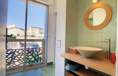Carnon-Plage Apartment | 3-Bedroom F4 Apartment with Terrace, Parking - On the Beach