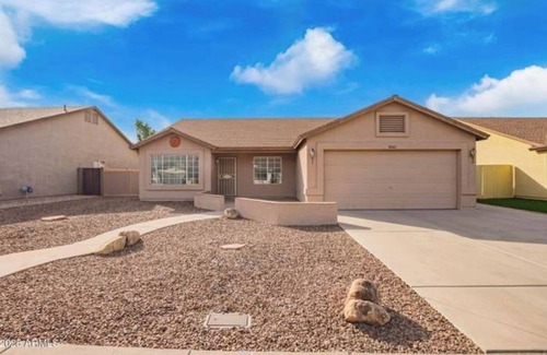 Glendale House | 3 Bedroom-Fall Football Getaway – Pool Home near State Farm Stadium- 15 min walk
