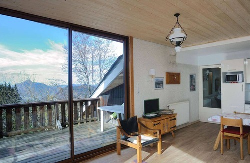 Les Carroz-d'Araches Ski Chalet | 3-bedroom chalet, sleeps 8, south terrace, close to lifts, fully equipped