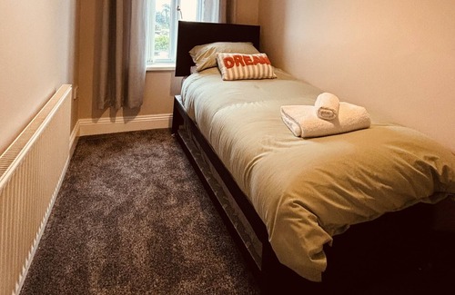 Woodhorn House | 3 bedroom house 2 mins from the beach. Wi-Fi, Netflix, prime, Disney tv included