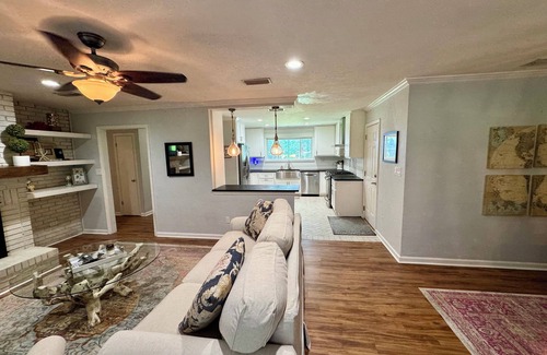 Tallahassee House | 3-bedroom home in Tally with yard & garage, 4 miles from FSU, FAMU, & Capital