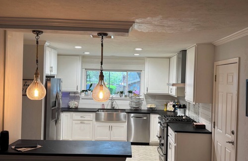 Tallahassee House | 3-bedroom home in Tally with yard & garage, 4 miles from FSU, FAMU, & Capital