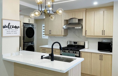 Brampton House | 3 Bedroom Home Peaceful & Trendy, Near Airport