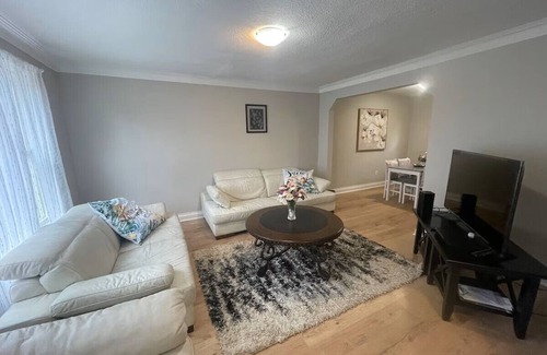Newtonbrook House | 3-bedroom Home with huge backyard in Yonge. 15 minutes to Finch Subway