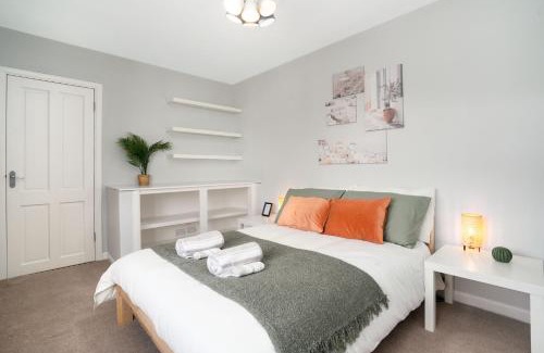 Dunfermline House | 3 Bedroom House - Free Parking
