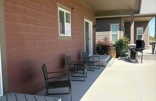 Stratford House | 3-bedroom house in charming Moses Lake with AC, fitness room, WiFi