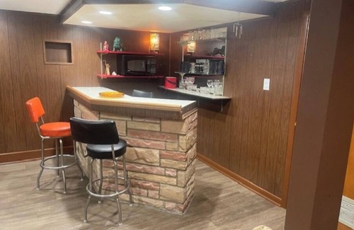 Calumet Heights Apartment | 3-bedroom house in cool Chicago with WiFi, AC