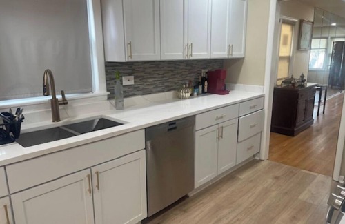 Calumet Heights Apartment | 3-bedroom house in cool Chicago with WiFi, AC