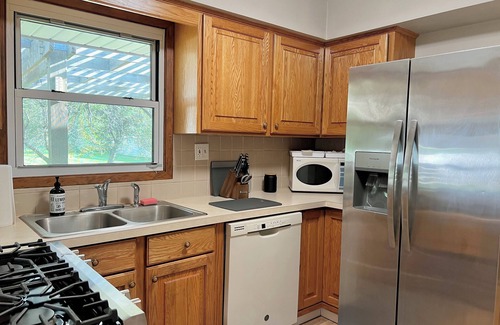 Troy House | 3-bedroom House in delightful Troy w/WiFi, AC and backyard