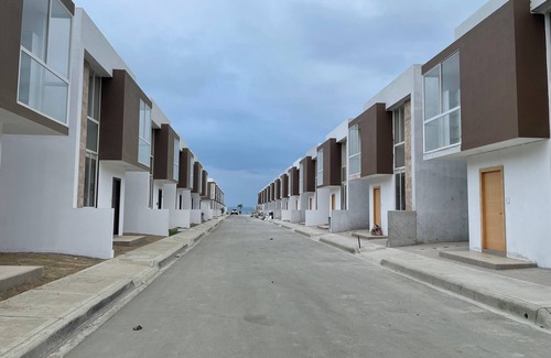 Manta House | 3-bedroom house in peaceful Jaramijó with AC, WiFi