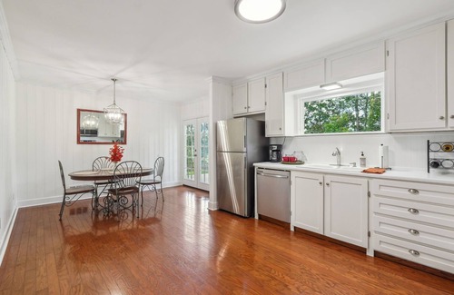 Gainesville House | 3-bedroom house in charming Gainesville with AC