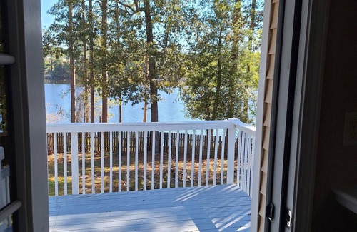 Huntcliff House | 3-bedroom house in wonderful Columbia with AC, WiFi, with lake view.