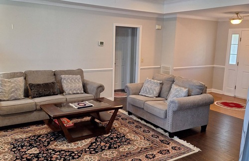 Huntcliff House | 3-bedroom house in wonderful Columbia with AC, WiFi, with lake view.