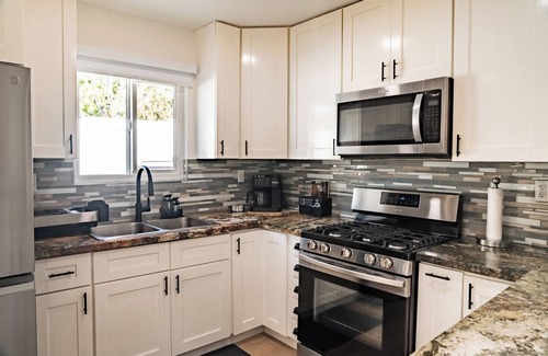 La Sierra Hills House | 3 Bedroom House, King Bed, Full Kitchen, BBQ Grill