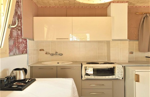 Piskopiano House | 3 Bedroom House - Sleeps 15 - Pool, Garden, Wifi