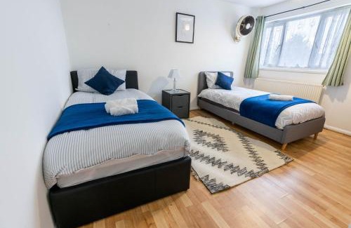 Aylesbury House | 3 Bedroom house with free parking, Dalstone,Aylesbury