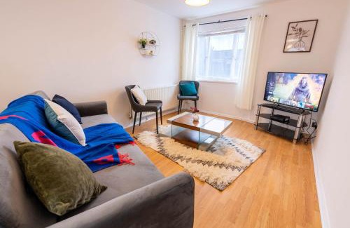 Aylesbury House | 3 Bedroom house with free parking, Dalstone,Aylesbury