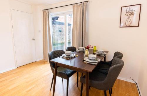 Aylesbury House | 3 Bedroom house with free parking, Dalstone,Aylesbury