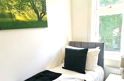 Cambridge House | 3 Bedroom House with Parking & Garden by Cherry Inn