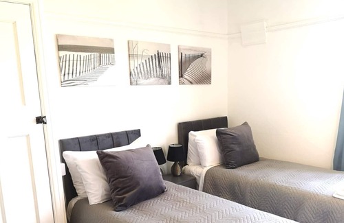 Cambridge House | 3 Bedroom House with Parking & Garden by Cherry Inn