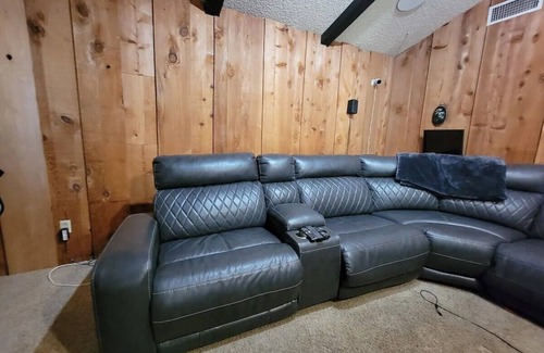 La Riviera House | 3-bedroom house with Hot tub & Pool in Sacramento with WiFi, fitness room, AC