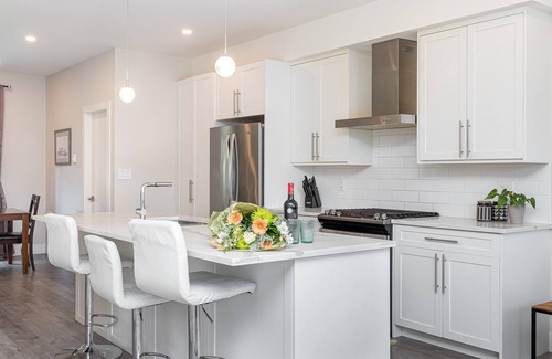 Langford House | 3-bedroom Manor next to the highway