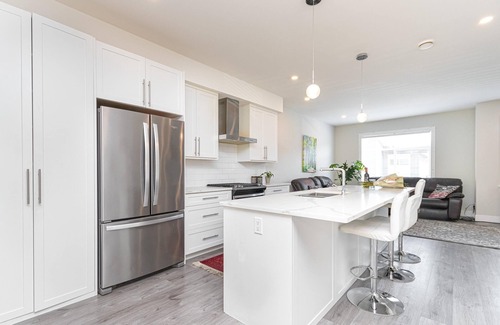 Langford House | 3-bedroom Manor next to the highway