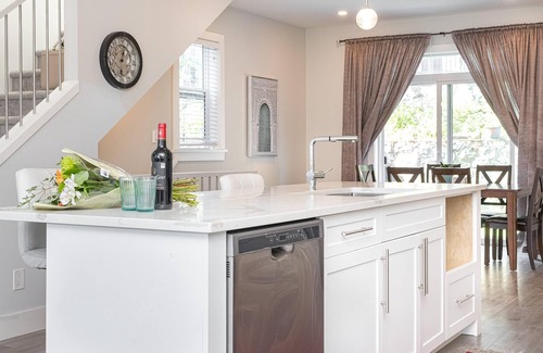 Langford House | 3-bedroom Manor next to the highway