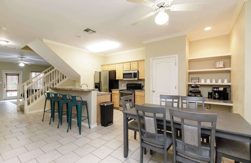 Corpus Christi House | 3 Bedroom | Resort Pool | Month Long Stays