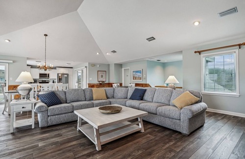 Duck House | 3 Bedroom Ships Watch Home Just 325ft to Beach Access