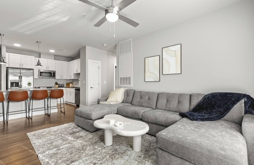 Savannah Apartment | 3 Bedroom Suite - Pool, FREE Parking, Gym!n