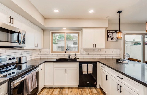 Casa Granada Townhouses House | 3 Bedroom Townhome 3 FULL Baths and Office Space Near Old Town Renovated