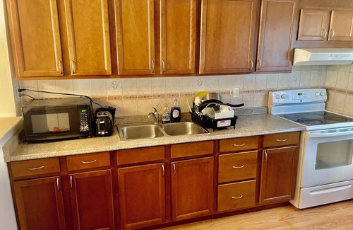 Mississauga Valleys House | 3 bedroom townhome, close to square one, airport, and downtown