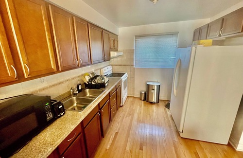 Mississauga Valleys House | 3 bedroom townhome, close to square one, airport, and downtown