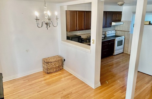 Mississauga Valleys House | 3 bedroom townhome, close to square one, airport, and downtown