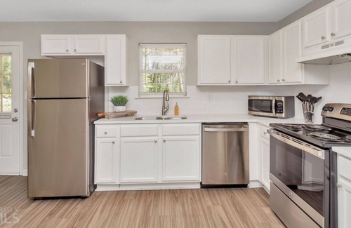 Austell House | 3 Bedroom Townhome L-554131 by Houzlet